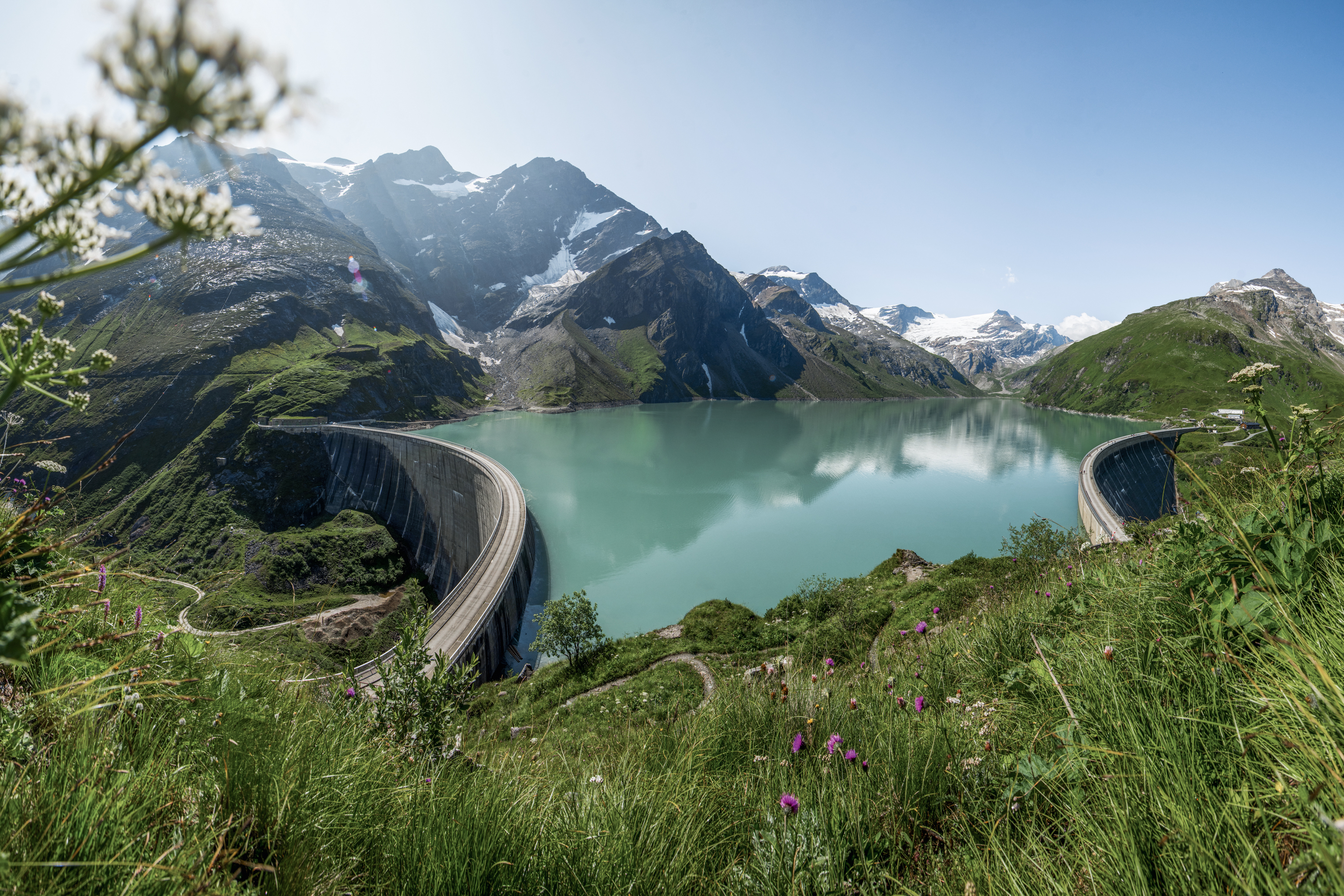 Stausee vor Bergpanorama mit zwei Staumauern